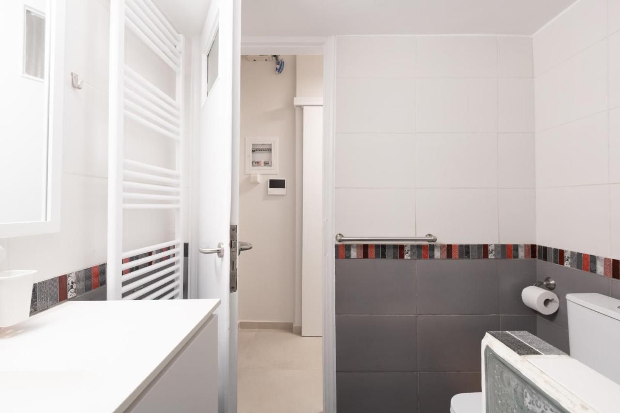 Modern 2-Bedroom Apt, 200M From The Acropolis Афины Экстерьер фото